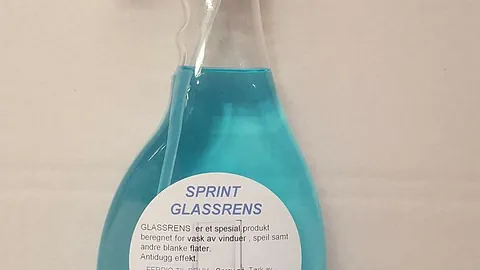 Sprayflaske med blått innhold