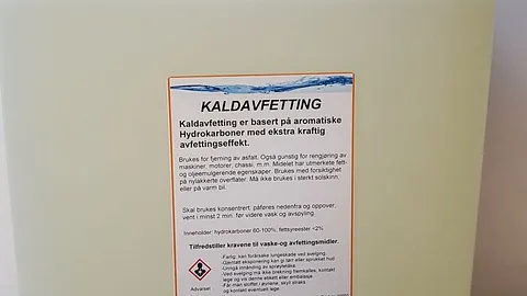 Plastkanne med teksten "avfettning"