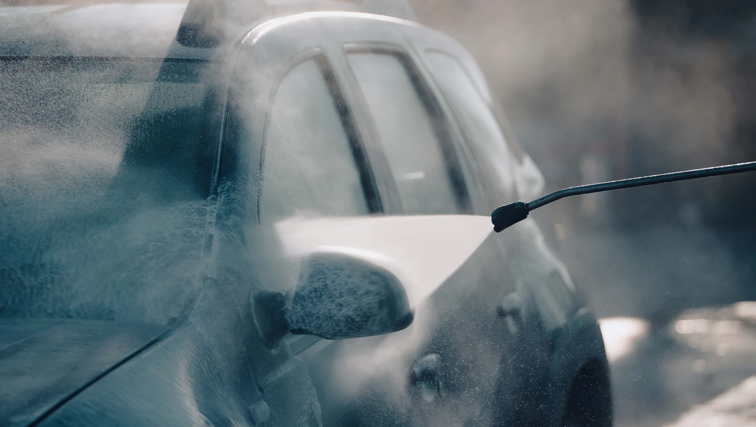 Svart bil får avfettning