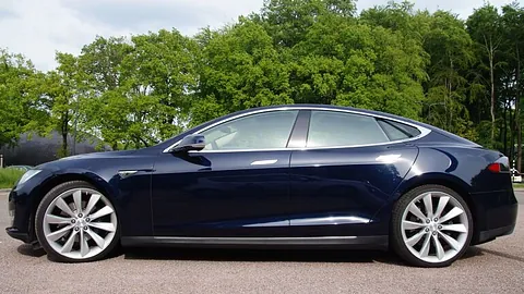 Mørk bil set fra siden